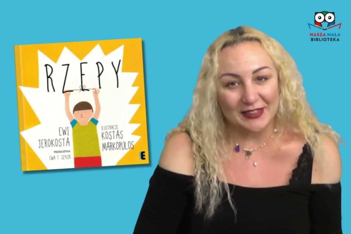 Kobieta z blond kręconymi włosami w czarnej bluzce z wycięciami na ramionach siedzi na niebieskim tle. Obok niej widoczna okładka książki "Rzepy" autorstwa Ewy Jerokosty z ilustracjami Kostasa Markopoulosa, z rysunkiem chłopca unoszącego ręce. W prawym górnym rogu logo "Nasza Mała Biblioteka".